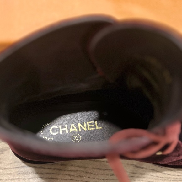 Authentic Chanel Interlocking CC Logo Velvet Lace-Up Boots in Burgundy. Size 7 - Picture 5 of 8